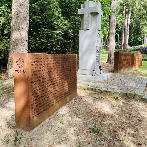 01 Foto Ehrenfriedhof Haffkrug Helmut Kurth Stele 01062026