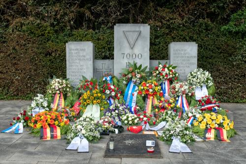 Cap Arcona Friedhof mit Blumenkränzen (c) Reimo Schaaf